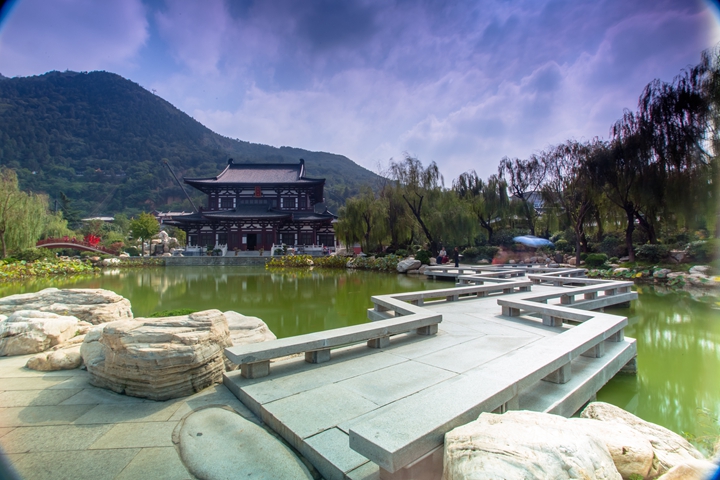 华清宫 芙蓉湖景区全景.jpg