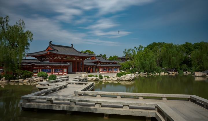 华清宫 芙蓉湖七曲桥.jpg
