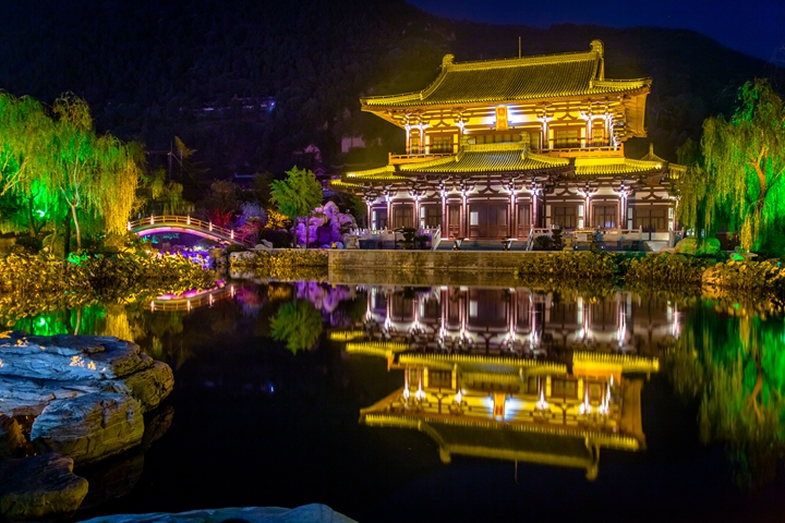 华清宫 芙蓉湖夜景.jpg