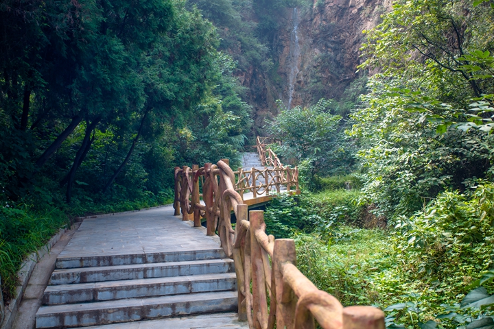 华清宫 骊山 蜿蜒山路.jpg