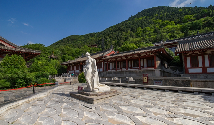 华清宫-贵妃雕像全景.jpg